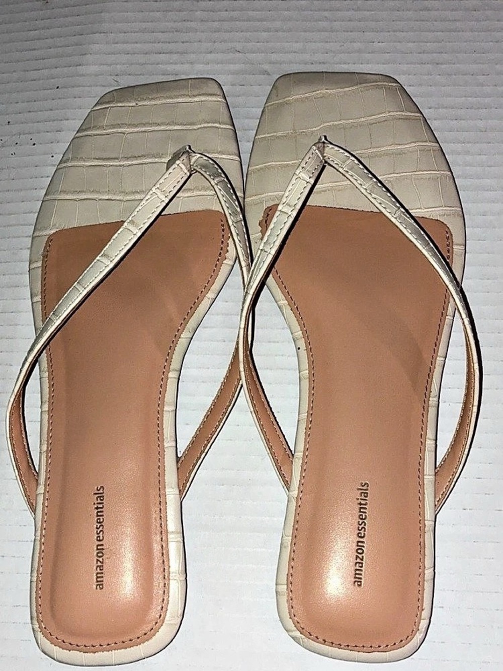 Amazon Essentials Women's Thong Sandals Brown & White